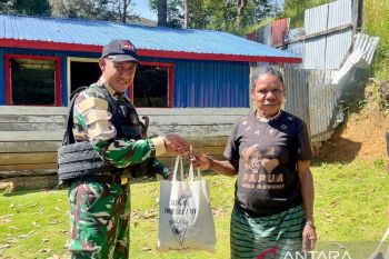 Satgas Yonif 511/DY salurkan paket bahan pokok kepada warga Tiom Lanny Jaya