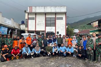 KKN UIN Walisongo bersama koramil dan polsek gelar Karya Bakti Peduli Lingkungan bersih pasar Kejajar Wonosobo