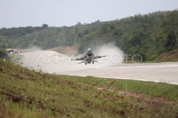 Foto: Uji coba pendaratan pesawat tempur di jalan tol
