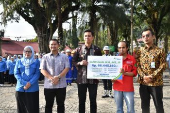 Apel K3, BPJS Ketenagakerjaan Solok Serahkan Santunan di Sawahlunto