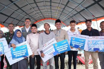 Pemkab Solok serahkan bantuan perbaikan rumah warga terdampak banjir