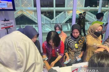 Penumpangpesawat delay terima uang kompensasi di Bandara Lombok