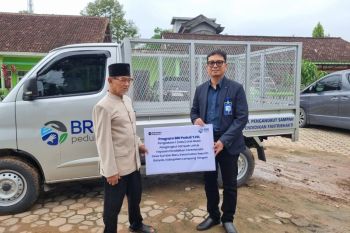 BRI Bandarjaya salurkan bantuan mobil sampah sebagai bagian dari TJSL