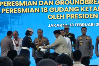 Prabowo anugerahi Dadan Hindayana dan perwira Polri bintang jasa