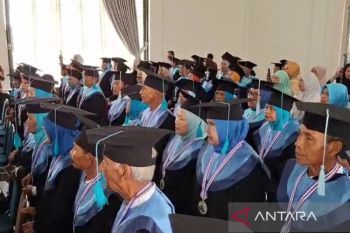 BKKBN wisuda 75 lansia di Kabupaten Bengkulu Tengah