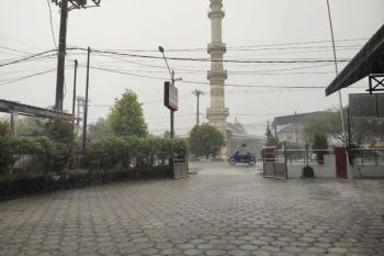 Gugatan Aiman Witjaksono ditolak