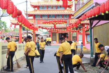 Polres Lingga bersihkan area klenteng serta implementasikan Program ASRI