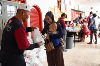 Tebar semangat kebersamaan, Bank Artha Graha berbagi kasih di wihara Jakarta Barat