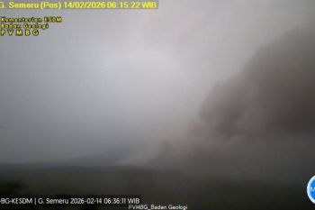 Gunung Semeru kembali erupsi dengan luncuran awan panas sejauh 6 km
