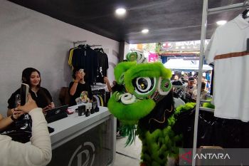 BRI gandeng barongsai promosikan Qris di Pasar Dandangan Kudus