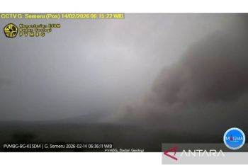 Gunung Semeru erupsi Sabtu pagi, luncurkan awan panas sejauh 6 km
