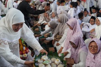Khofifah bagikan apem saat tradisi megengan di Masjid Al-Akbar