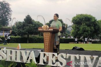 1.008 cahaya dipa warnai malam perhelatan Mahashivaratri di Candi Prambanan