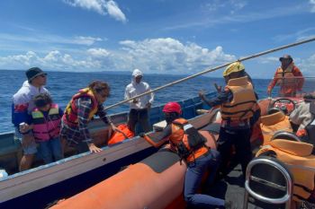 SAR evakuasi lima penumpang perahu motor mati mesin di perairan Bokan Banggai Laut