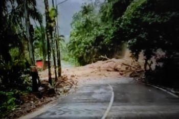 Jalan penghubung Lubuk Basung-Bukittinggi tertimbun tanah longsor