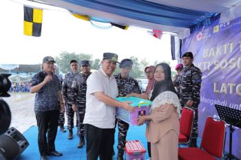 Gubernur Babel bersama KASAL serahkan ratusan paket sembako bantu nelayan