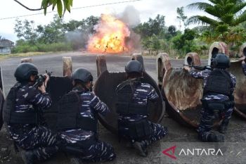 TNI AL pertajam kekuatan tempur dengan gelar latihan di Pantai Sungailiat