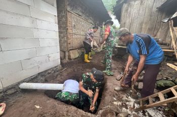 TMMD Situbondo bangun fasilitas MCK rumah warga lereng Gunung Argopuro