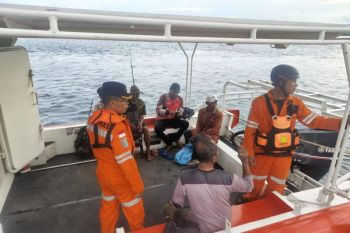 Perahu terbalik di Gili Rengit Lombok Barat, 6 pemancing diselamatkan Tim SAR