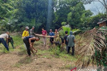 Satgas TMMD ke-127 Basel bersihkan badan jalan