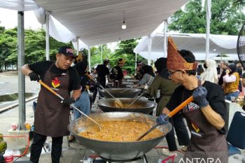 Bantu korban bencana Sumatera, seniman gelar aksi masak rendang