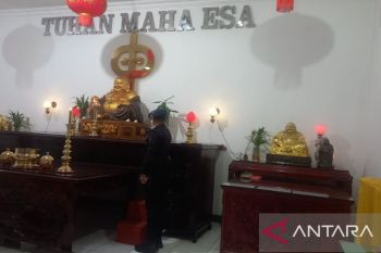 Brimob sterilisasi vihara di Kendari jelang ibadah Imlek