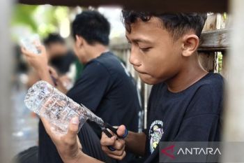 Komunitas Kalteng ajarkan anak kelola sampah plastik jadi media tanam