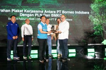 Penyerahan plakat kolaborasi energi bersih antara PLN-PT Borneo Indobara