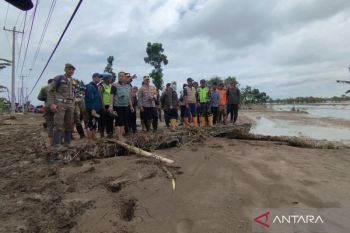 Tanggul Sungai Tuntang jebol, jalur penghubung Demak-Semarang putus