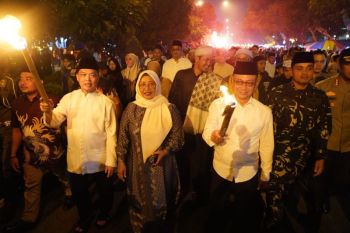 Semaarak pawai obor sambut Ramadhan dan pesta kembang api rayakan malam imlek di Pontianak