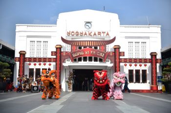 KAI Daop 6 menggelar atraksi Barongsai di Stasiun Yogyakarta meriahkan Imlek