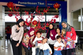 Semarak Imlek 2577 Kongzili, KAI Divre II Sumbar apresiasi pelanggan dengan souvenir dan nuansa kebahagiaan di stasiun dan kereta