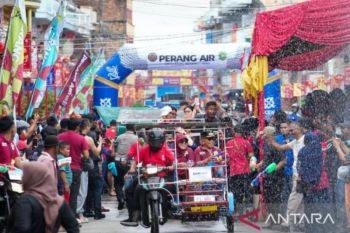 Ribuan warga dan wisatawan padati Festival Perang Air peringati Imlek di Riau