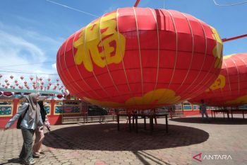 Gemerlap lilin dan harmoni Imlek di Kubu Raya