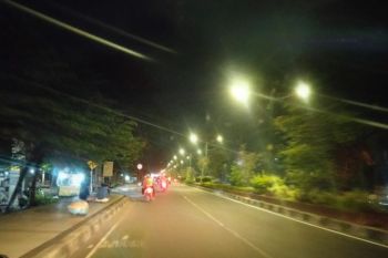 Ribuan lampu jalan di Mataram terang benderang selama Ramadhan