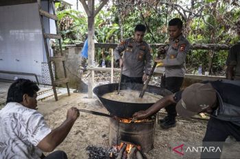Mahasiswa kepolisian 'meugang' bersama warga Langkahan jelang Ramadhan