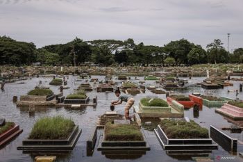 TPU terendam banjir tak surutkan warga ziarah ke makam keluarga jelang Ramadhan