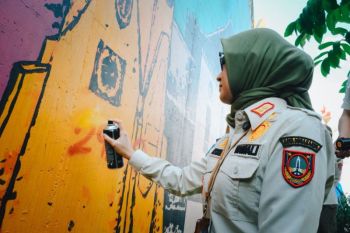 Astrid Widayani turun langsung ikut bersihkan coretan vandalisme di Solo