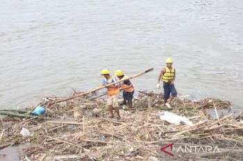 Pemkot Kediri bersihkan material sampah di kaki Jembatan Lama