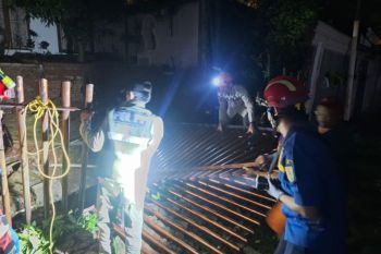 Petugas gabungan tangani tembok rumah yang roboh di Pejaten Barat