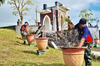 Arhanud 14 Pasgat bersihkan masjid Agung Natuna sambut bulan Ramadhan