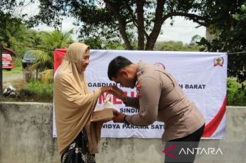 Mahasiswa STIK-PTIK dan KPA serahkan tujuh sapi untuk warga miskin di Aceh Barat