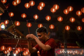 Sembahyang malam Imlek di Wihara Boen San Bio Kota Tangerang