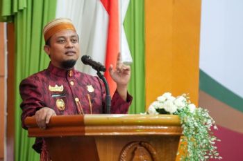 Gubernur serahkan bantuan Rp15 miliar ke Sidrap