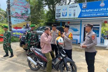 Polres Bengkayang bagikan masker ke warga pesisir antispasi kabut asap
