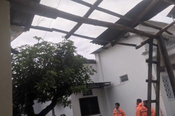 15 rumah di Desa Ketanon Tulungagung rusak diterjang puting beliung