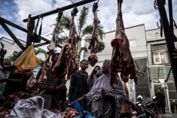 Warga antusias berburu daging "meugang" di Pasar Inpres Lhokseumawe, Aceh