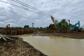 Terdampak tanggul jebol, polisi rekayasa jalur Semarang-Grobogan yang putus
