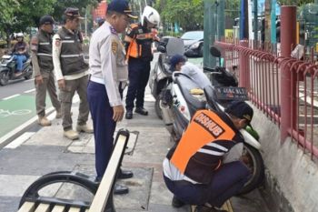 Petugas gabungan  lancarkan operasi cabut pentil di Kembangan Jakbar