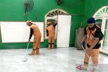 Sambut Ramadhan, PPSU Lubang Buaya bersihkan masjid dan mushalla